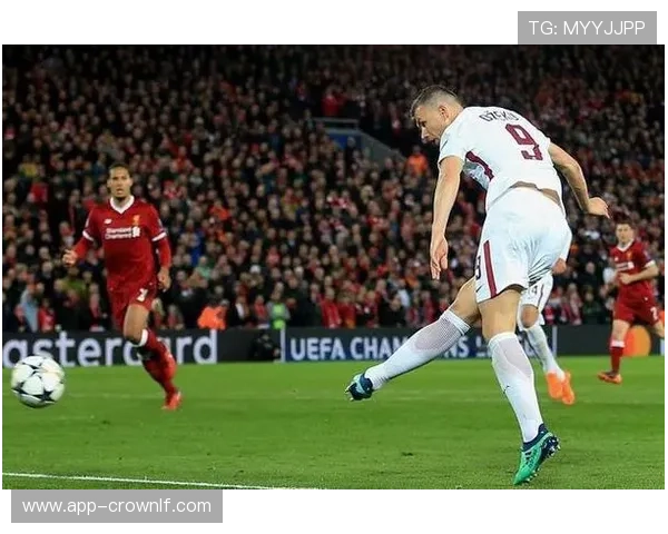 先触球与犯规判定：足球规则中如何区分合法抢断与犯规？