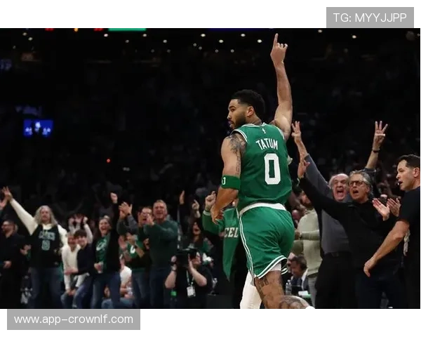 布朗以挡拆无球拉开空间，提升外线威胁与塔图姆互补